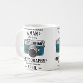 Never Underestimate A Man Who Loves Photography Ap Koffiemok (Voorkant links)