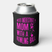 Never Underestimate A Mom With a Bowling Ball A fu Blikjeskoeler (Blikje Achterkant)