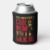 Never Underestimate A Mom With a Bowling Ball Funn Blikjeskoeler (Blikje Achterkant)
