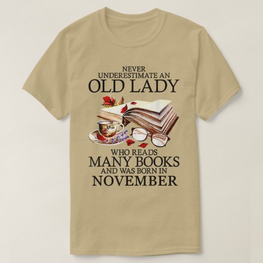 Never Underestimate A November Lady Who Reads Many T-shirt (Design voorkant)