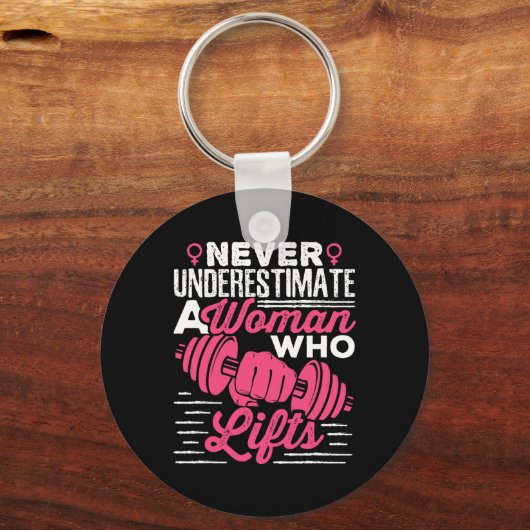 Never Underestimate A Woman Who Lifts Women Weight Sleutelhanger (Voorkant)