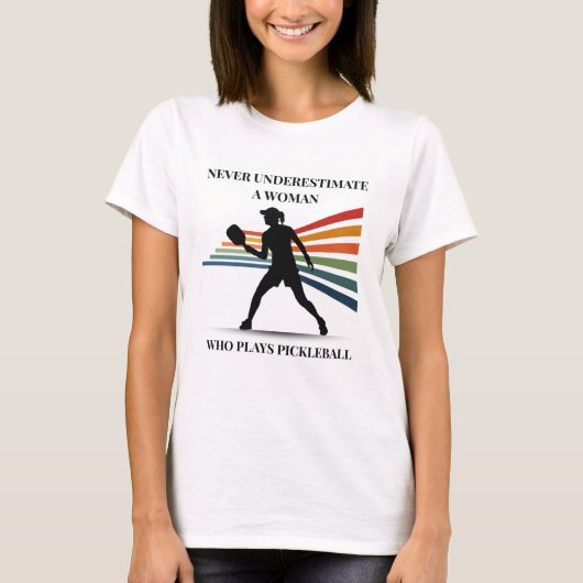 Never underestimate a woman who play pickleball t-shirt (Voorkant)