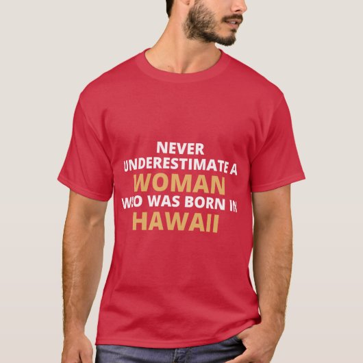 Never Underestimate A Woman Who Was Born In Hawaii T-shirt (Voorkant)