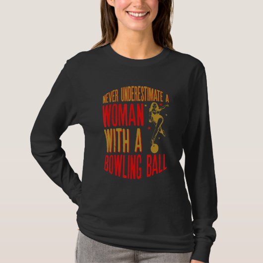 Never Underestimate A Woman With A Bowling Ball Fu T-shirt (Voorkant)