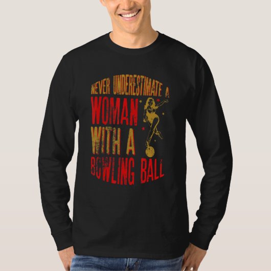 Never Underestimate A Woman With A Bowling Ball Fu T-shirt (Voorkant)