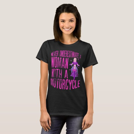 Never Underestimate A Woman With A Motorcycle A Fu T-shirt (Voorkant volledig)