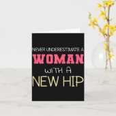 Never Underestimate A Woman With A New Hip _ Hip R Kaart (Gele Bloem)