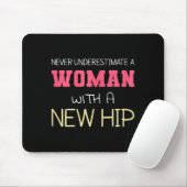 Never Underestimate A Woman With A New Hip _ Hip R Muismat (Met muis)