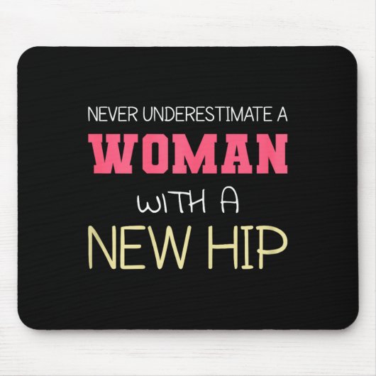 Never Underestimate A Woman With A New Hip _ Hip R Muismat (Voorkant)