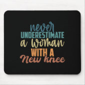 Never Underestimate A Woman With A New Knee Replac Muismat (Voorkant)