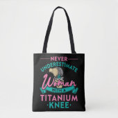 Never Underestimate A Woman With A Titanium Knee T Tote Bag (Voorkant)