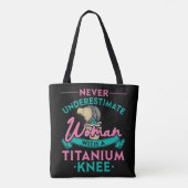 Never Underestimate A Woman With A Titanium Knee T Tote Bag (Achterkant)