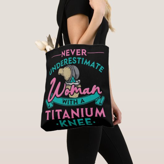 Never Underestimate A Woman With A Titanium Knee T Tote Bag (Dichtbij)