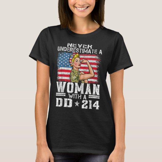 Never Underestimate A Woman With DD-214 Proud US V T-shirt (Voorkant)