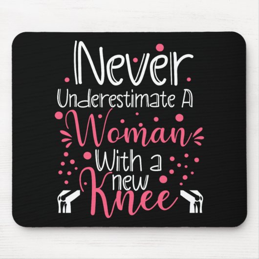 Never Underestimate A Women New Knee Broken Knee S Muismat (Voorkant)