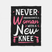 Never Underestimate A Women New Knee Replacement S Fleece Deken (Voorkant)