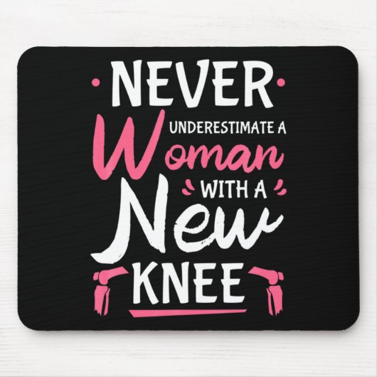 Never Underestimate A Women New Knee Replacement S Muismat (Voorkant)