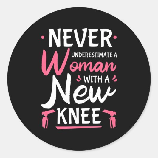 Never Underestimate A Women New Knee Replacement S Ronde Sticker (Voorkant)