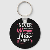 Never Underestimate A Women New Knee Replacement S Sleutelhanger (Voorkant)