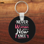 Never Underestimate A Women New Knee Replacement S Sleutelhanger (Voorkant)