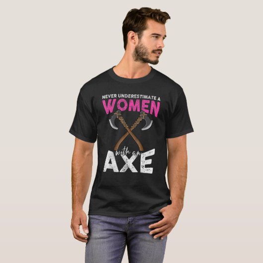Never underestimate a women with an axe throwing h t-shirt (Voorkant volledig)