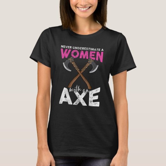 Never underestimate a women with an axe throwing h t-shirt (Voorkant)