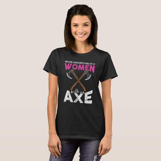 Never underestimate a women with an axe throwing h t-shirt (Voorkant volledig)