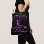 Never Underestimate An August Born Woman Who Loves Tote Bag (Dichtbij)