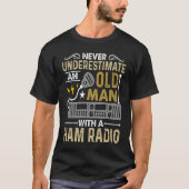 Never Underestimate An Old Amateur Radio Operator  T-shirt (Voorkant)