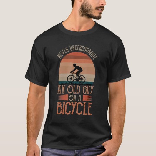 Never Underestimate An Old Guy On A Bicycle Cyclis T-shirt (Voorkant)