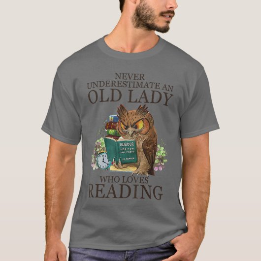 Never Underestimate An Old Lady Who Loves Reading T-shirt (Voorkant)