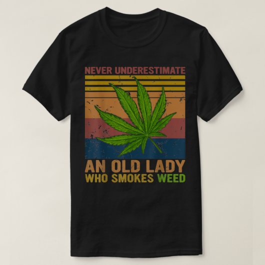 Never Underestimate An Old Lady Who Smokes Weed Gi T-shirt (Design voorkant)