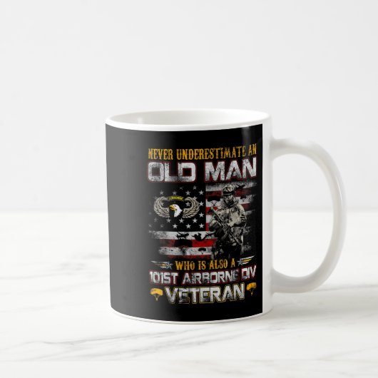 Never Underestimate An Old Man 101st Airborne Vete Koffiemok (Rechts)
