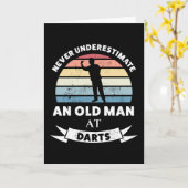 Never Underestimate an Old Man at Darts Kaart (Gele Bloem)
