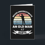 Never Underestimate an Old Man at Darts Kaart<br><div class="desc">Ideal for all darts fans. For all dartists who love darting,  dart throwing and sports. Funny Retro 180 lover design dartboard. Birthday,  thanksgiving,  xmas or Christmas Gift for men & women.</div>