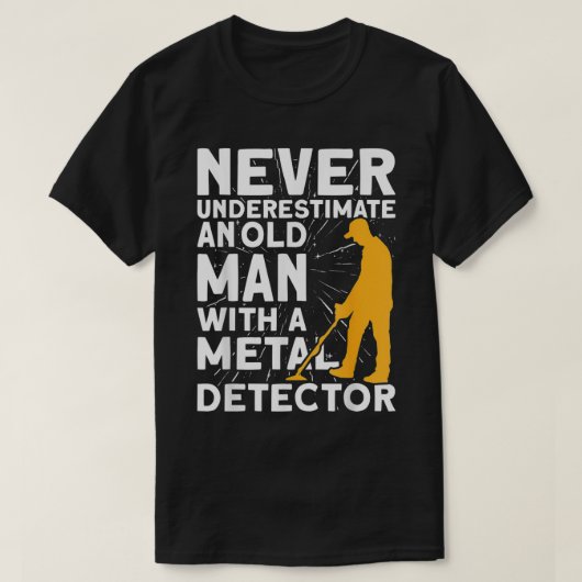 Never underestimate an old Man Metal Detecting  T-shirt (Design voorkant)