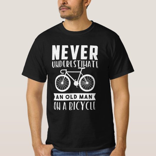 Never Underestimate An Old Man On A Bicycle T-shirt (Voorkant)