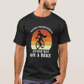Never Underestimate An Old Man On A Bike Fun Bicyc T-shirt (Voorkant)