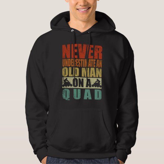 Never Underestimate An Old Man On A Quad Father's Hoodie (Voorkant)