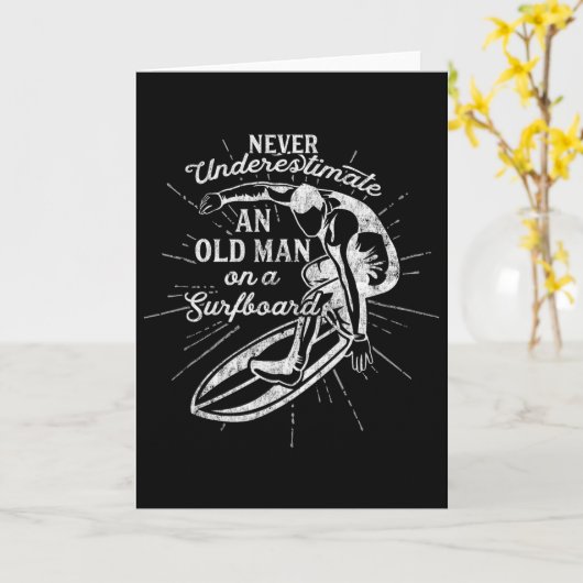 Never Underestimate An Old Man On A Surfboard-funn Kaart (Gele Bloem)