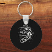 Never Underestimate An Old Man On A Surfboard-funn Sleutelhanger (Voorkant)