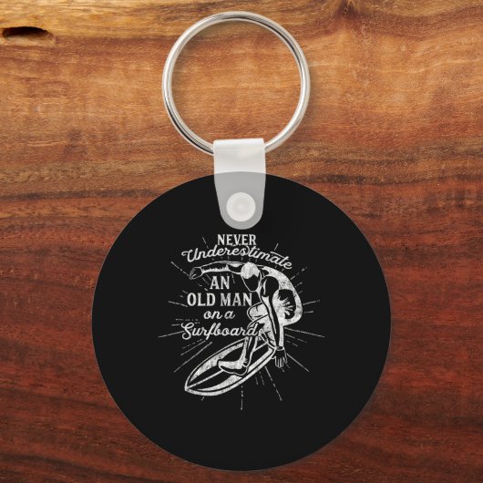 Never Underestimate An Old Man On A Surfboard-funn Sleutelhanger (Voorkant)