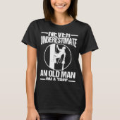 Never Underestimate An Old Man On A Tree Climber A T-shirt (Voorkant)