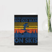 Never Underestimate An Old Man On Skis Funny Winte Kaart (Voorkant)