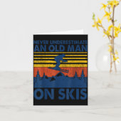 Never Underestimate An Old Man On Skis Funny Winte Kaart (Gele Bloem)