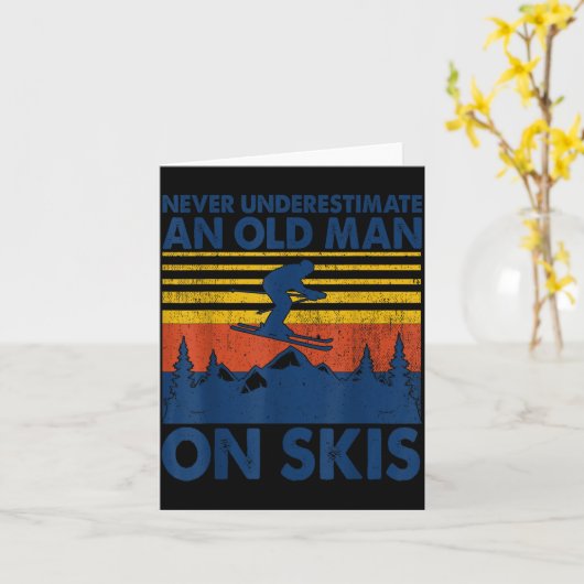 Never Underestimate An Old Man On Skis Funny Winte Kaart (Gele Bloem)