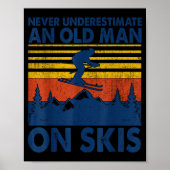 Never Underestimate An Old Man On Skis Funny Winte Poster (Voorkant)