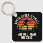 Never Underestimate an Old Man on Skis Skiing Trip Sleutelhanger (Voorkant)