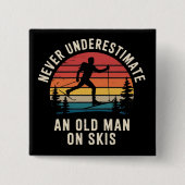 Never Underestimate an Old Man on Skis Skiing Trip Vierkante Button 5,1 Cm (Voorkant)