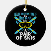 Never Underestimate an Old Man Pair of Skis Keramisch Ornament (Voorkant)